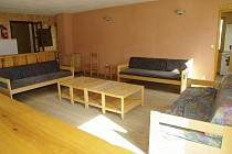 Chalet Andreas en Jacobin woonkamer met tafeltje en banken